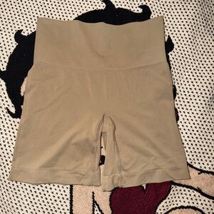 SKIMS Seamless Bike Shorts in Taupe